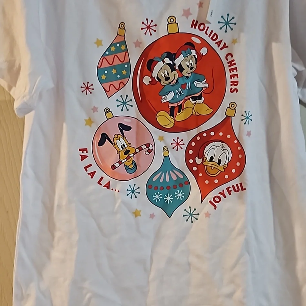 DISNEY MICKEY AND FRIENDS HOLIDAY CHEER TEE: WHITE: NEW WITH TAGS: SIZE M (7/8)